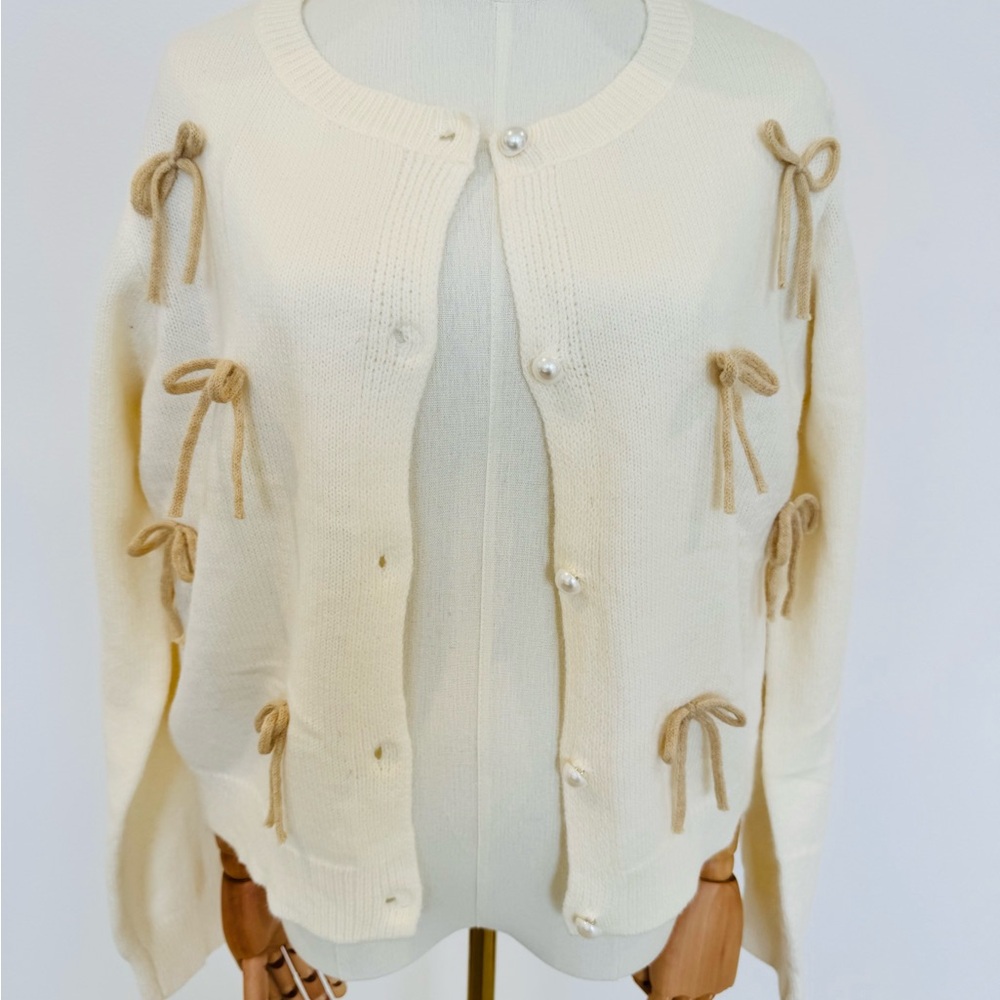 Elegant Cream Sweater with Bow Accents - Picture 3 of 6